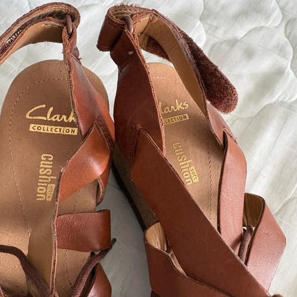 Clarks Women's Tan Strappy Sandals - Picture 4 of 6